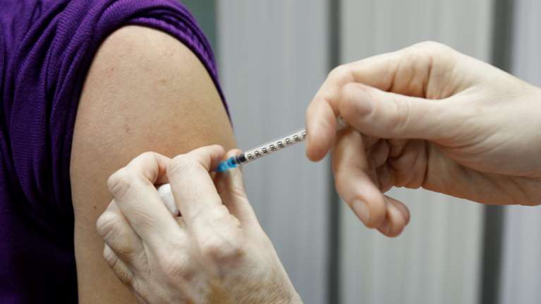 Έγινε κι αυτό: Έκανε απάτη για να... εμβολιαστεί