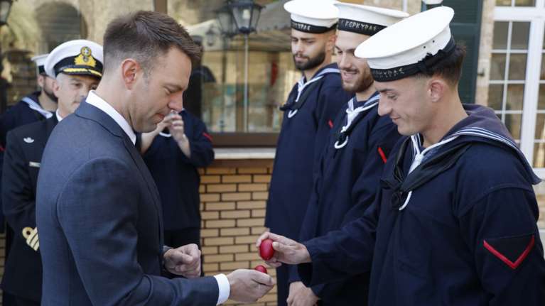 Στον Ναυτικό Σταθμό της Κέρκυρας ο Κασσελάκης: Τσούγκρισε κόκκινα αυγά με ναύτες και αξιωματικούς [βίντεο]