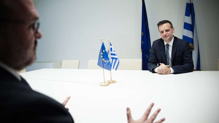 Συνάντηση Δούκα με τον Ευρωπαίο Επίτροπο για τη στέγαση: Απτά αποτελέσματα στην Αθήνα το επόμενο διάστημα