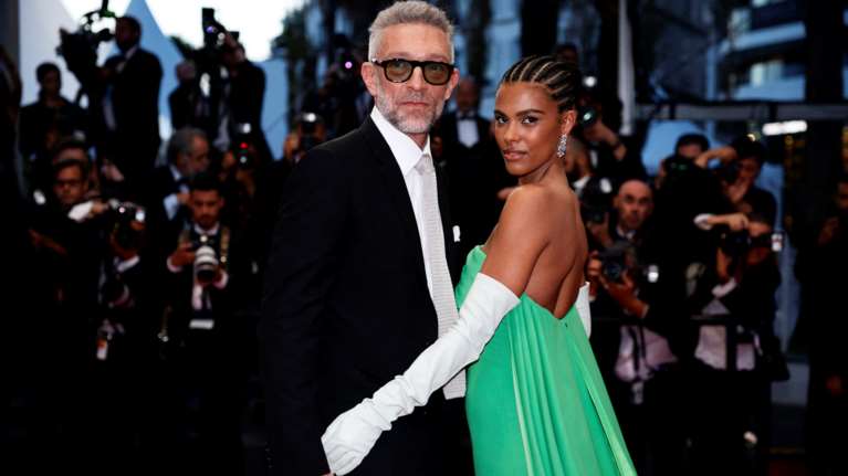 Αυτός 55, αυτή 25: Ο Βενσάν Κασέλ και η σύζυγός του Τινα Κουνακέι καταρρίπτουν το χάσμα των γενεών