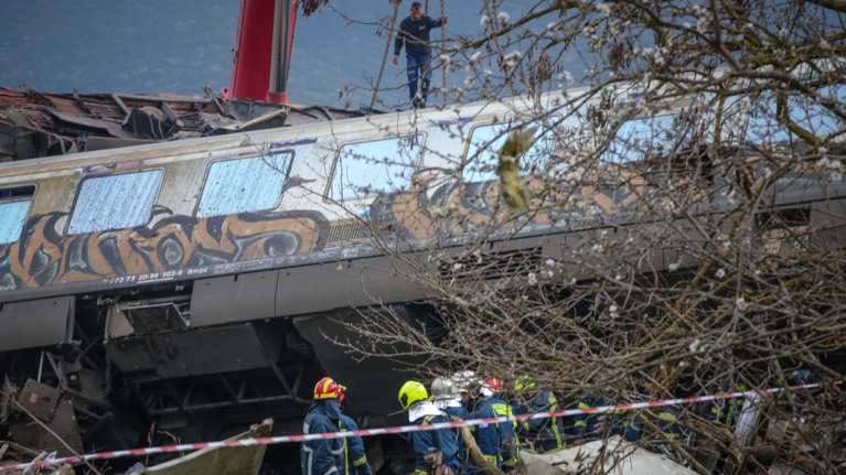 "Μαμά τρακάραμε, έχει παντού φωτιές, καιγόμαστε": Μητέρα διασωθείσας περιγράφει τις πρώτες δραματικές στιγμές στα Τέμπη