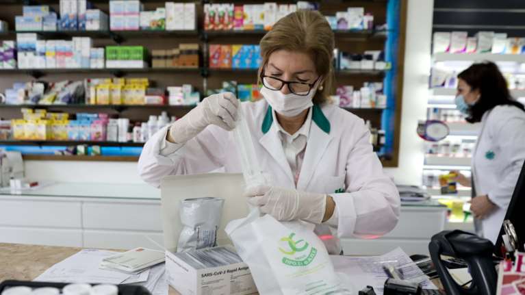 Ερχεται υποχρεωτικό self test για εργαζόμενους σε λιανεμπόριο, μέσα μεταφοράς, εστίαση