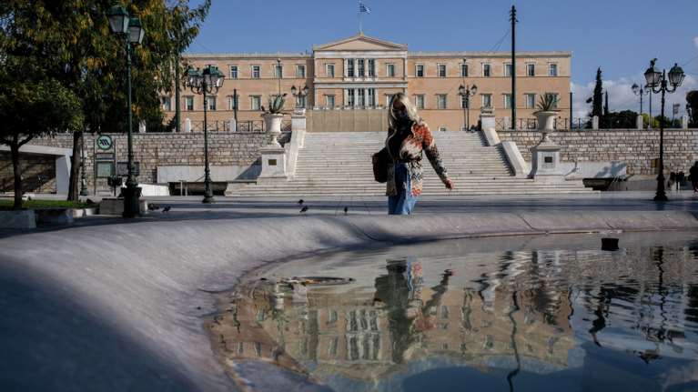 Νέα μέτρα στήριξης: Μόνιμη κατάργηση εισφοράς αλληλεγγύης, μείωση εισφορών, δωρεάν στέγη σε νέα ζευγάρια