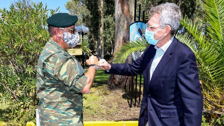 Με μάσκα παραλλαγής ο Φλώρος με τον Πάιατ στη στρατιωτική άσκηση Ελλάδας – ΗΠΑ στην Ελευσίνα [εικόνες]