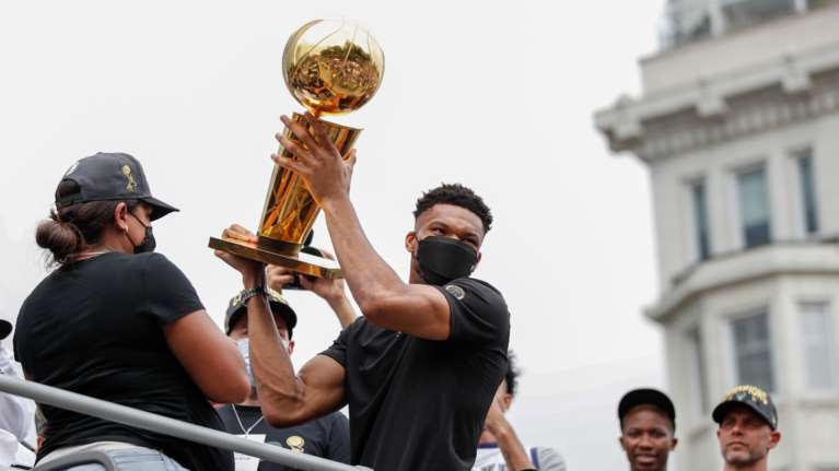 Γιάννης Αντετοκούνμπo: Η παρέλαση των Μπακς στους δρόμους του Μιλγουόκι - Αποθέωση για τον Greek Freak