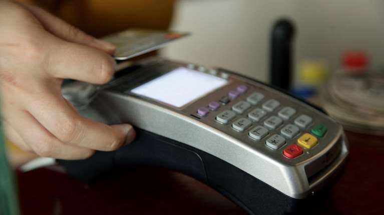 Εκπνέει η προθεσμία για τη διασύνδεση των POS με τις ταμειακές μηχανές - Έρχονται αυστηρές κυρώσεις