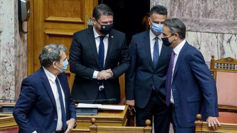 Η επανεμφάνιση Χαρδαλιά στη Βουλή μετά την περιπέτεια της υγείας του - "Πηγαδάκι" με Χρυσοχοΐδη [εικόνες]