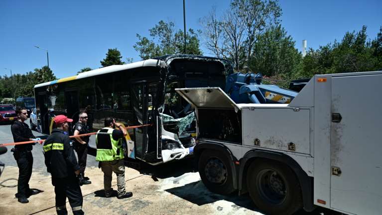 Τροχαίο στη Βούλα με λεωφορεία: Στο χειρουργείο η 47χρονη πολυτραυματίας – Ενιωσα ξαφνική αδιαθεσία, λέει η μία οδηγός