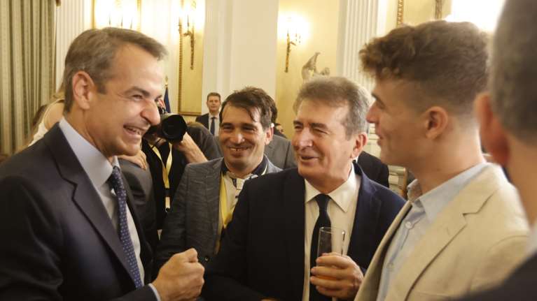 Ορκωμοσία: Ο Χρυσοχοΐδης δεν κάθισε για την καθιερωμένη φωτογραφία γιατί είχε σύσκεψη- Το σχόλιο Μητσοτάκη