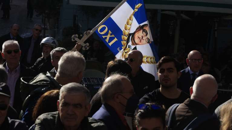 Κηδεία Κώστα Σημίτη: Απρόοπτο έξω από τη Μητρόπολη - Άνδρας εμφανίστηκε με σημαία με τον Ιωάννη Μεταξά [εικόνες]