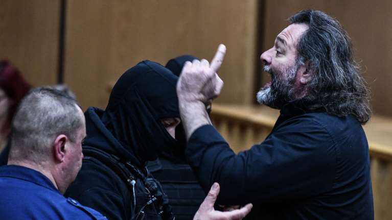 Πέταξαν έξω τον Λαγό από τη δίκη της Χρυσής Αυγής επειδή τραμπούκιζε: &quot;Βγάλτε τον κύριο έξω να ηρεμήσει&quot;