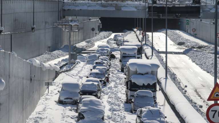 Απίστευτο: Εγκλωβισμένοι της Αττικής Οδού ακόμα περιμένουν τις αποζημιώσεις - Ενα χρόνο μετά τη σφοδρή χιονόπτωση