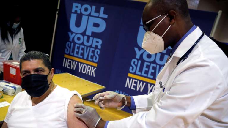 ΗΠΑ: Ο Λευκός Οίκος δίνει έμφαση στους εμβολιασμούς, καθώς υποχωρεί η υγειονομική κρίση