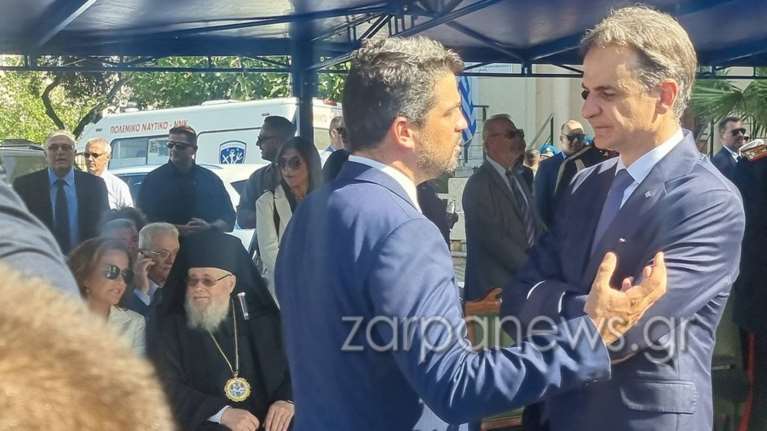 Το τετ α τετ Μητσοτάκη με τον δήμαρχο Χανίων στην παρέλαση - Τι συζήτησαν