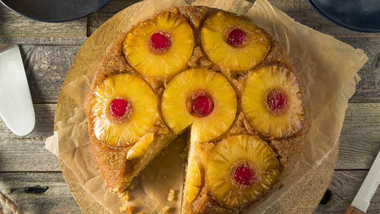 Σούπερ καλοκαιρινό γλυκό: Πανεύκολη ανάποδη τάρτα με σφολιάτα και ανανά