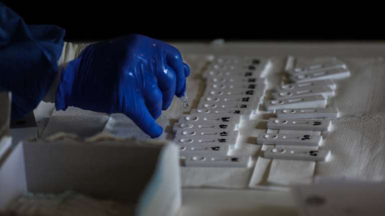 Self tests: Ποιες είναι οι δύο εταιρείες που θα τα προμηθεύουν στα φαρμακεία