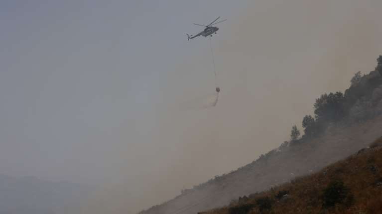 Εκτός ελέγχου η φωτιά στην Κάρυστο - Μήνυμα 112 για εκκένωση δύο οικισμών - Μάχη με τις φλόγες σε Κέρκυρα και Αίγιο