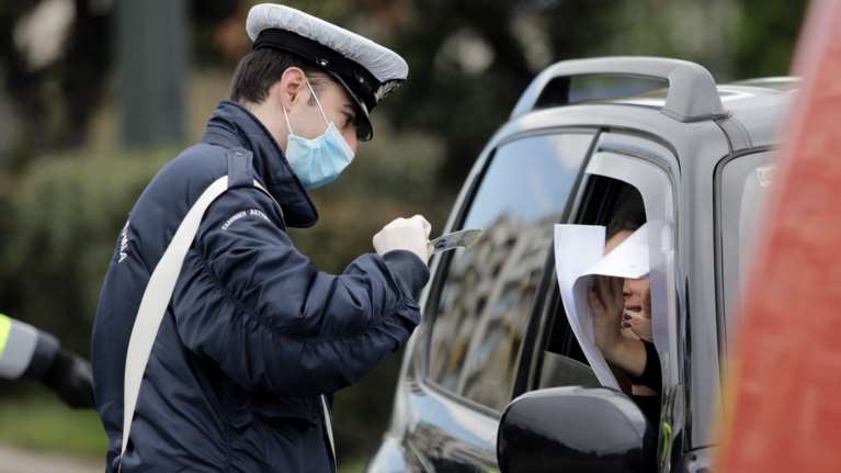 Κορονοϊός: Δεν βάζουν μυαλό οι παραβάτες - 1.916 πρόστιμα και δύο συλλήψεις την Τετάρτη