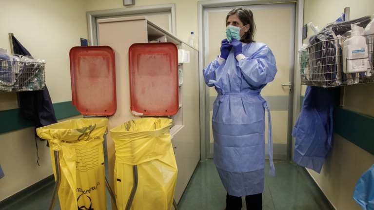 Κορονοϊός: Σε εφαρμογή του ΕΚΠΑ μπορείτε να δηλώσετε αν έχετε συμπτώματα