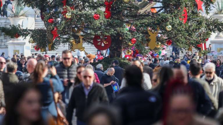 Τα νοικοκυριά στενάζουν από την ακρίβεια - Η κυβέρνηση απαντά με &quot;μπαλώματα&quot;