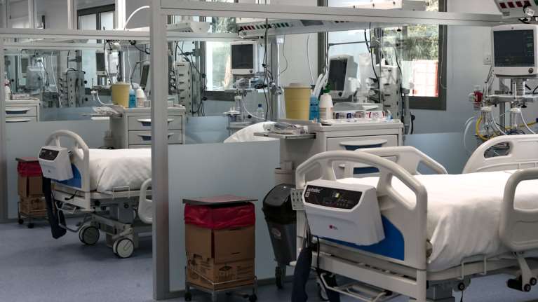 Υγειονομικός κλοιός κορονοϊού: Αυξάνεται η πίεση στα νοσοκομεία - Λιγοστεύουν οι κλίνες ΜΕΘ