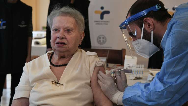 Κορονοϊός: Ξεκίνησαν οι εμβολιασμοί στα γηροκομεία - Η 95χρονη Δέσποινα έκανε το πρώτο εμβόλιο [Εικόνες]