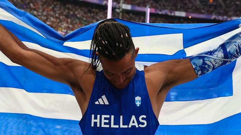 Ολυμπιακοί Αγώνες 2024: Ο Εμμανουήλ Καραλής σημαιοφόρος στην τελετή λήξης - &quot;Επιλέχτηκε να κρατήσει τη γαλανόλευκη&quot;