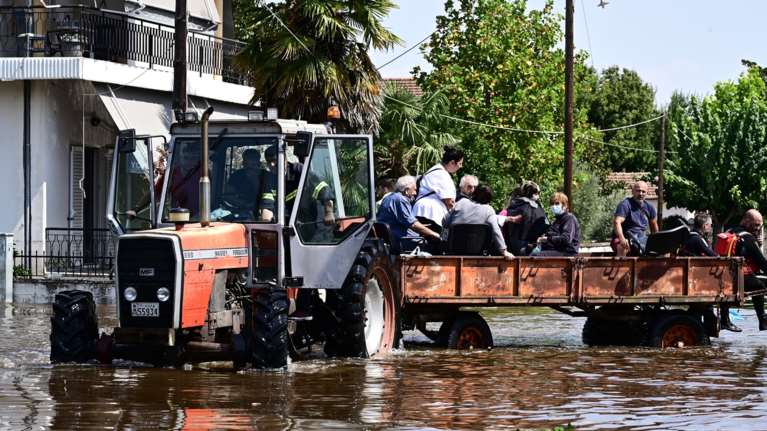 Κακοκαιρία: Μήνυμα εκκένωσης στο Ομορφοχώρι του Κιλελέρ - Ενισχύονται τα φράγματα στις όχθες του Πηνειού - Συνεχίζονται οι απεγκλωβισμοι κατοίκων