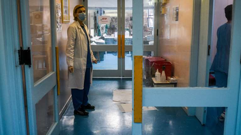 &quot;Πάγωσε&quot; η Θεσσαλονίκη με 2 ανεμβολίαστες εγκύους: Νεκρή από κορονοϊό 38χρονη, διασωληνωμένη 35χρονη - Εσωσαν τα βρέφη