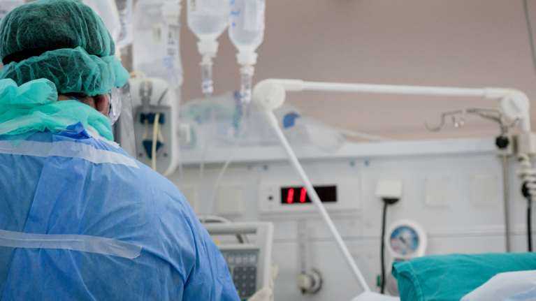 Κορονοϊός: Νέο αρνητικό ρεκόρ με 735 διασωληνωμένους - 1.449 νέα κρούσματα και 54 θάνατοι