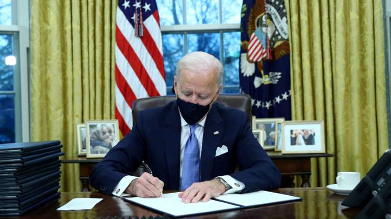 Ο Μπάιντεν γράφει ιστορία: Στηρίζει την άρση της πατέντας των εμβολίων για να τελειώσει η πανδημία του κορονοϊού