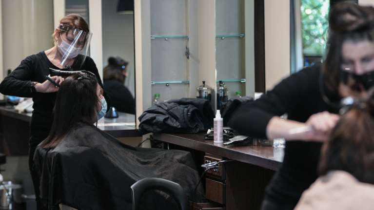 Κομμωτήρια - Έτσι θα γίνεται η διαδημοτική μετακίνηση με ραντεβού, βεβαίωση ή SMS - Διευκρινίσεις του υπ. Ανάπτυξης