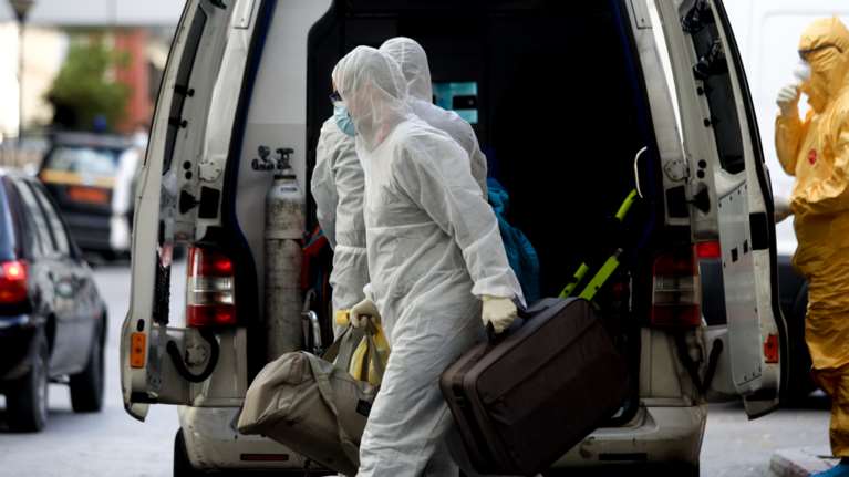 Κορονοϊός: Δεν υποχωρεί ο αριθμός των θανάτων - Στους 48 οι νεκροί, 816 νέα κρούσματα, στους 399 οι διασωληνωμένοι