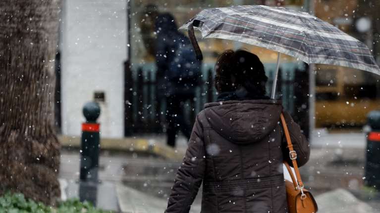 Καιρός: Πλησιάζουν οι ψυχρές αέριες μάζες – Έρχεται πτώση της θερμοκρασίας έως και 10 βαθμούς, χιόνια και στην Αττική