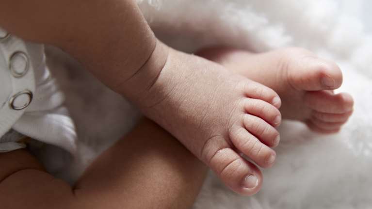 Κύκλωμα εμπορίας βρεφών: Παύθηκε από τα καθήκοντά του ο πρόεδρος της Εθνικής Αρχής Υποβοηθούμενης Αναπαραγωγής