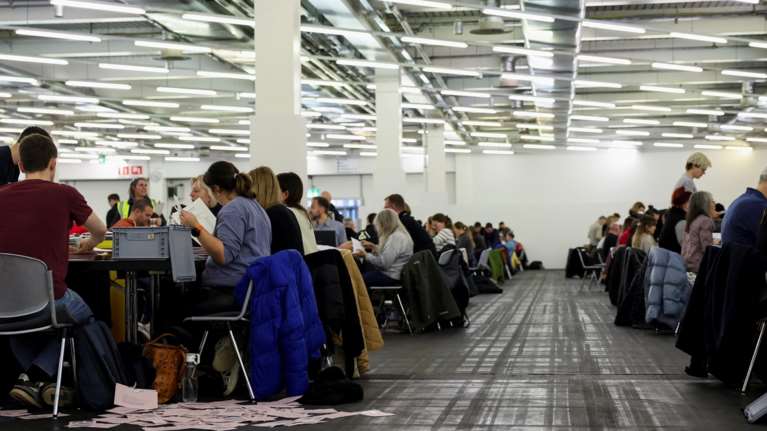 Γερμανία: Ενδείξεις για άνοδο της συμμετοχής των ψηφοφόρων στο 52% σε όλη τη χώρα - Στις 7 το exit poll