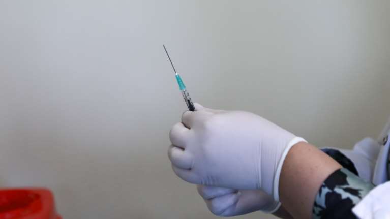 Στις 20 Ιανουαρίου ξεκινά ο εμβολιασμός των πολιτών - Στις 8:15 το πρωί της Τρίτης έρχονται 83.850 νέες δόσεις