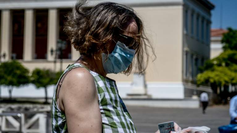 Μάσκες σχεδόν παντού από σήμερα...και αυστηρά πρόστιμα- Η Λινού προειδοποιεί οτι θα φθάσουμε τα 1.000 κρούσματα