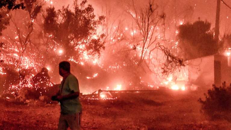 Φωτιά στο Ξυλόκαστρο: Χωρίς ενιαίο μέτωπο αλλά με πολλές ενεργές εστίες - Πώς κάηκαν οι δύο άνδρες [βίντεο]