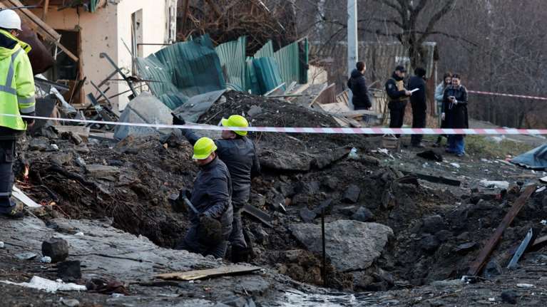 Πόλεμος στην Ουκρανία: Ρωσικά πλήγματα στο Κίεβο και άλλες πόλεις στην αλλαγή του χρόνου