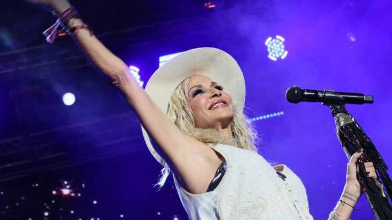 &quot;50 χρόνια Άννα Βίσση&quot;: Λαοθάλασσα στη συναυλία της απόλυτης σταρ στη Λάρνακα - Ποιοι τραγούδησαν μαζί της [βίντεο]