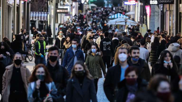 Κοσμοπλημμύρα σε Αθήνα και Θεσσαλονίκη για τα τελευταία ψώνια - Χαμός στα μαγαζιά πριν τα νέα μέτρα