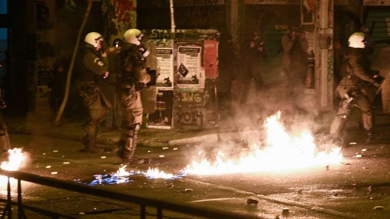 Νύχτα επεισοδίων στα Εξάρχεια: Επιθέσεις με μολότοφ, πέτρες και μπουκάλια – Τρεις αστυνομικοί στο νοσοκομείο