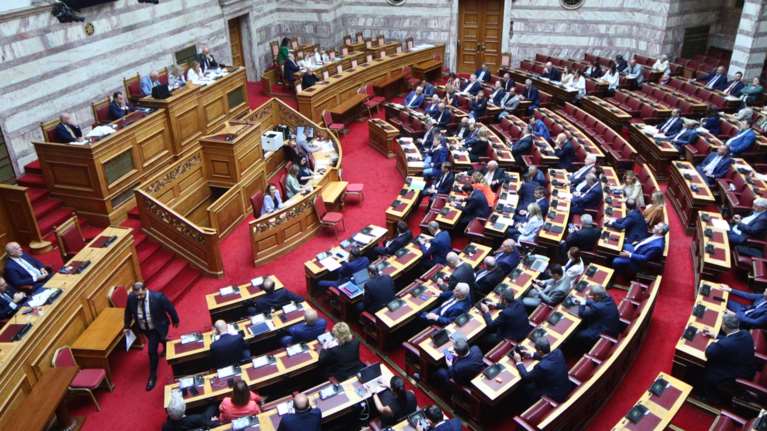 Προανακριτική για Τέμπη: Live η συζήτηση στη Βουλή – Κόντρα με το καλημέρα επί της διαδικασίας από την Κωνσταντοπούλου