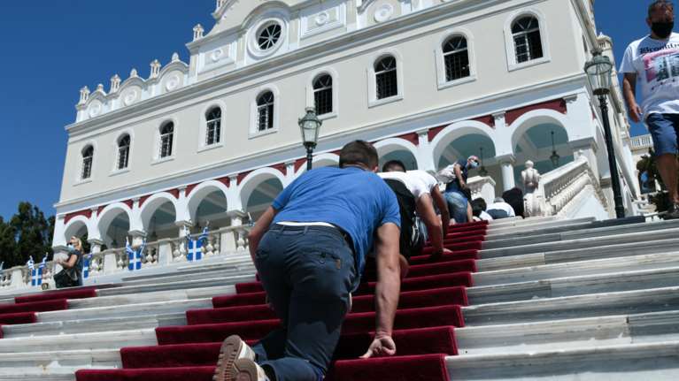 Δεκαπενταύγουστος - Το &quot;Πάσχα του καλοκαιριού&quot; με κατάνυξη και μέτρα: Χωρίς λιτανεία ο εορτασμός της Παναγίας στην Τήνο