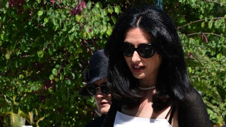 Κηδεία Νίκου Γαλανού: Συγκινημένη η τελευταία σύντροφός του, Ελενα, στο τελευταίο αντίο [εικόνες]