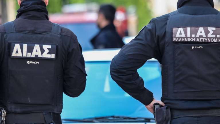 Ο &quot;John Ripper&quot; της ΕΛΑΣ: Υπαρχιφύλακας και συνοδός χρυσαυγίτη βουλευτή πουλούσε παράνομα όπλα στη μαύρη αγορά