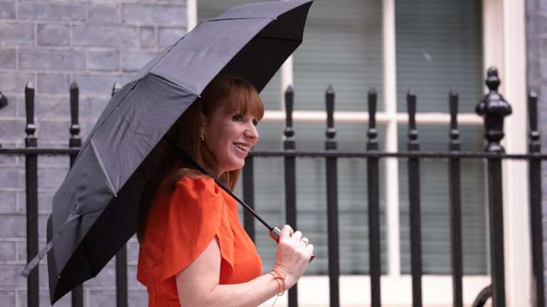 Η απίστευτη ζωή της αντιπροέδρου του Στάρμερ: Παιδί έτρωγε από συσσίτια, στα 16 έμεινε έγκυος και παράτησε το σχολείο...