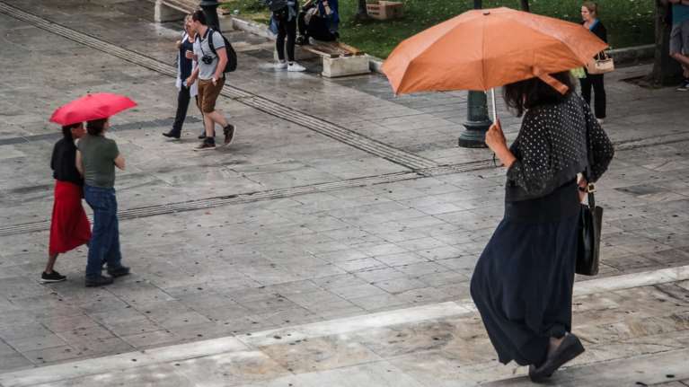 Καιρός: Έκτακτο Δελτίο Επιδείνωσης από την ΕΜΥ με βουτιά της θερμοκρασίας και βροχές - Πού θα χτυπήσει η κακοκαιρία