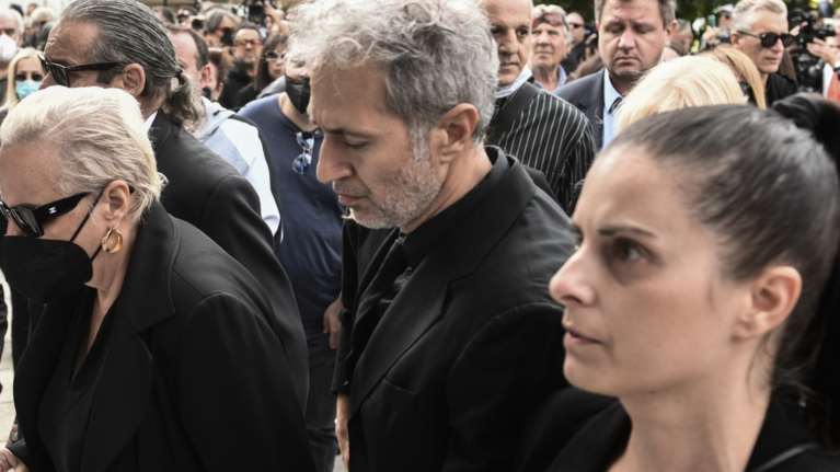 Συγκίνηση στο τελευταίο αντίο στον Σταμάτη Κόκοτα - &quot;Ονειρο απατηλό ο χαμός σου&quot; [εικόνες]